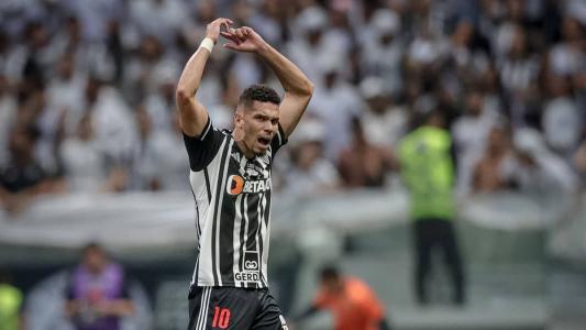 Atacante Paulinho durante vitória do Atlético sobre o Santos
