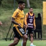 Fora dos planos, atacante Raniel rescinde contrato com o Santos