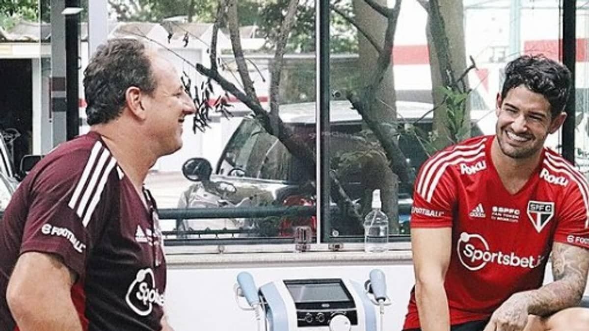Pato diz que 'carinho' o levou ao São Paulo para tratar lesão: 'É a minha casa'
