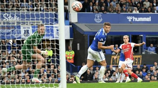 Atacante Trossard em partida pelo Arsenal