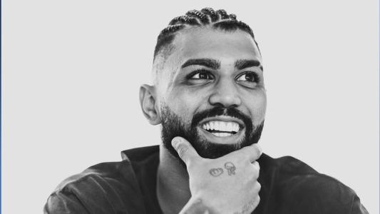Atacante usa Lil Gabi como nome artístico