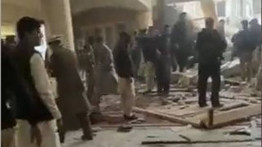 Ataque aconteceu durante oração na cidade de Peshawar, próxima da fronteira com o Afeganistão