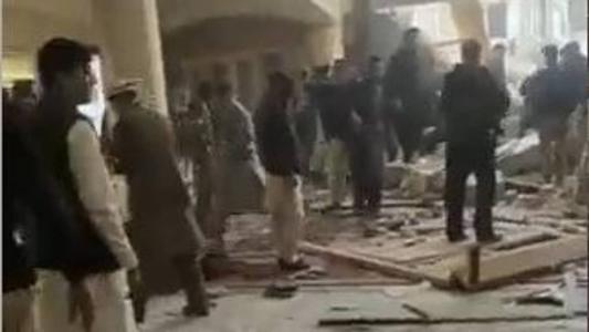 Ataque aconteceu durante oração na cidade de Peshawar, próxima da fronteira com o Afeganistão