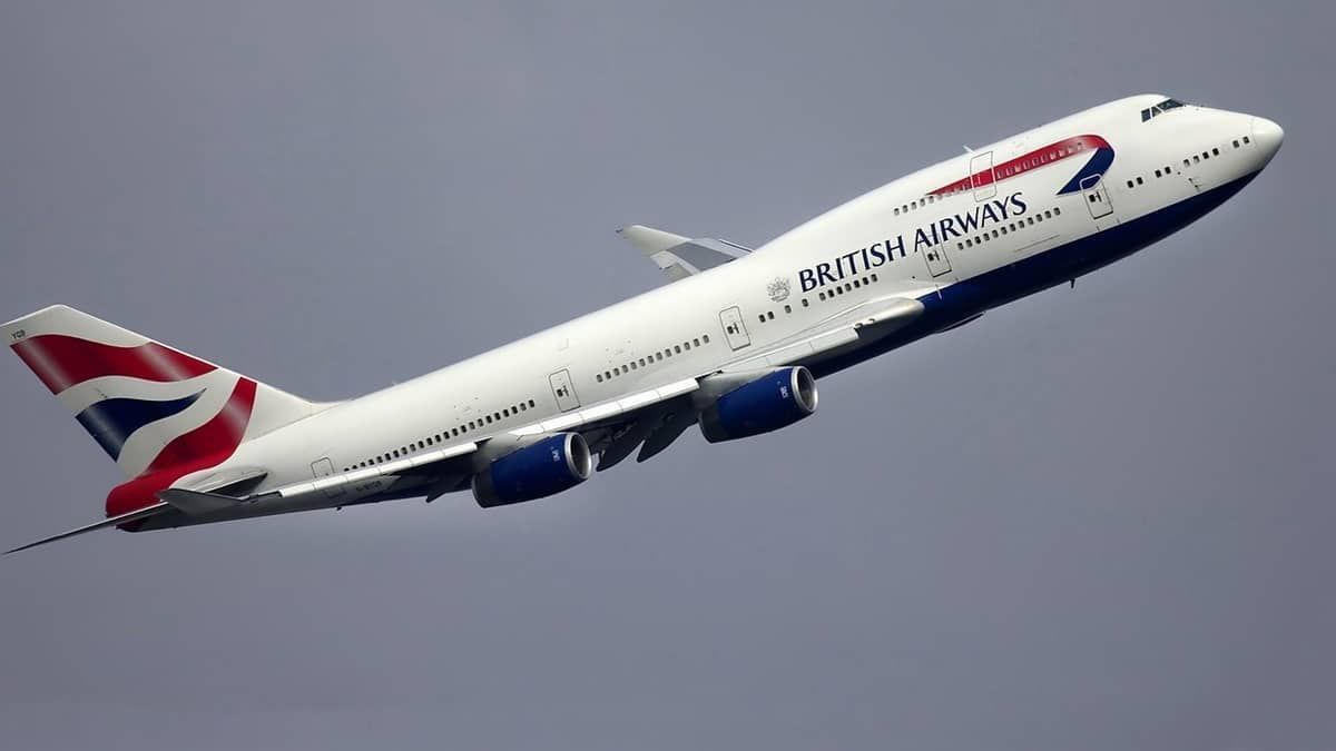 Homem fere passageiro com garrafa de vidro após discussão em avião