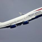 Homem fere passageiro com garrafa de vidro após discussão em avião