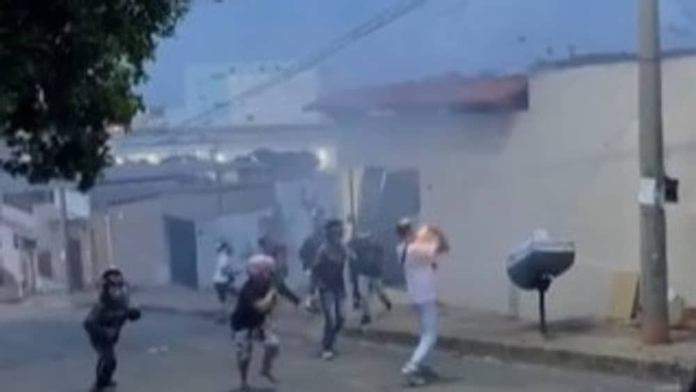 Vídeo mostra ataque de motoboys à casa de travestis: 'ficamos assustadas com as bombas'