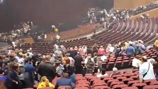 Foto mostra pessoas tentando fugir de teatro durante ataque em Moscou, na Rússia
