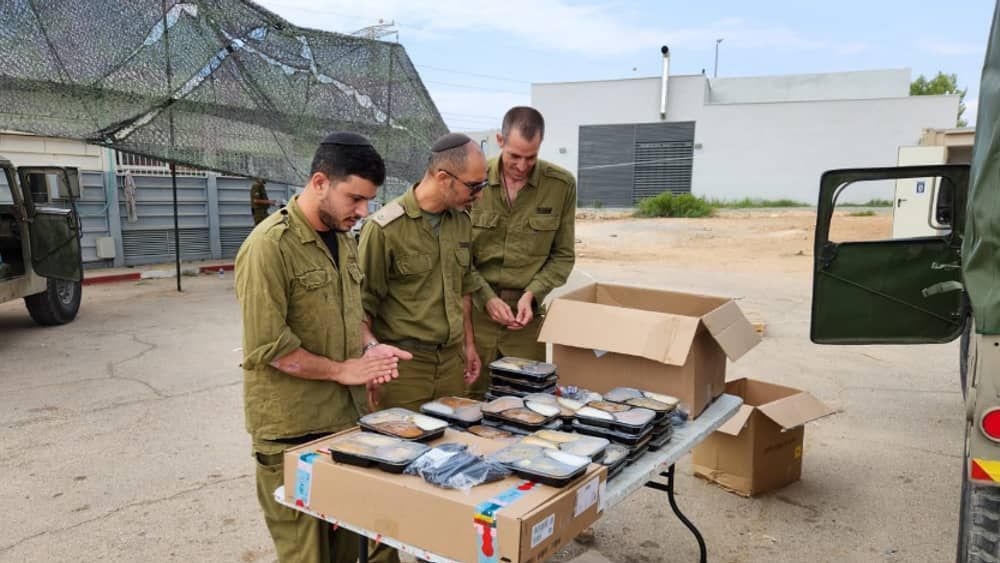 Até 5.000 refeições por dia: brasileiro faz marmitas para soldados de Israel  