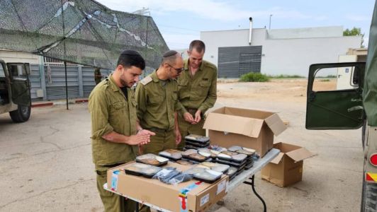 Até 5.000 refeições por dia: brasileiro faz marmitas em grupo de voluntário para soldados de Israel