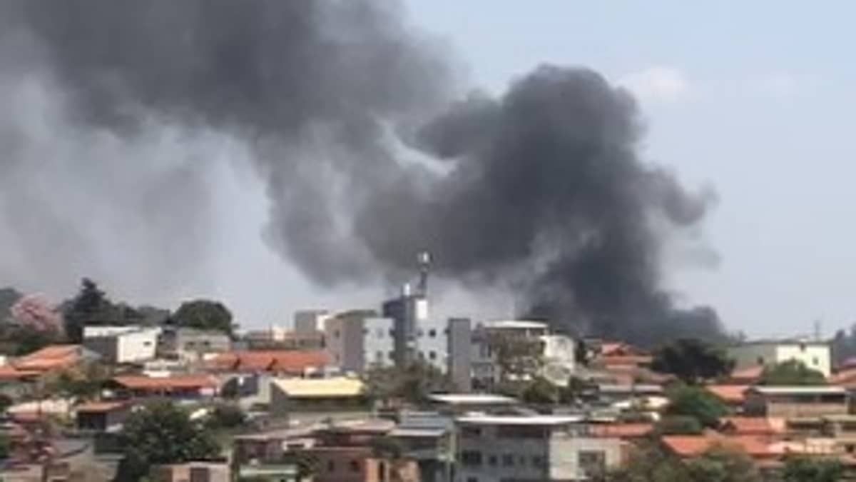 Vídeo: incêndio atinge galpão com veículos no Betânia