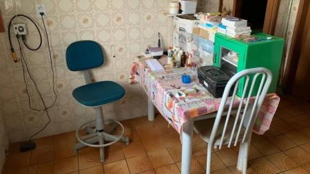 O suspeito atendia de maneira improvisada na própria casa
