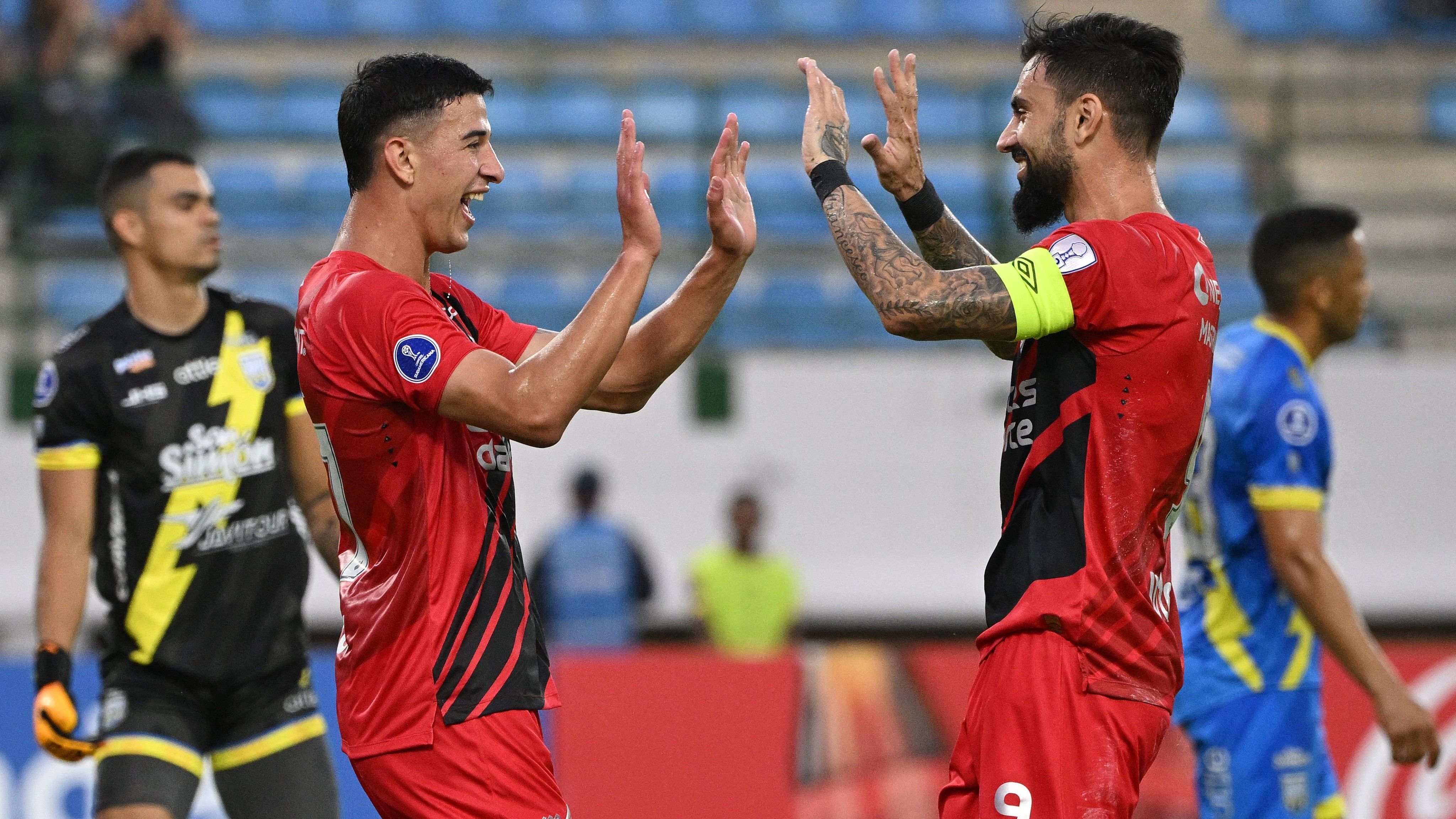 Athletico-PR goleia Rayo Zuliano fora de casa e mantém 100% na Sul-Americana