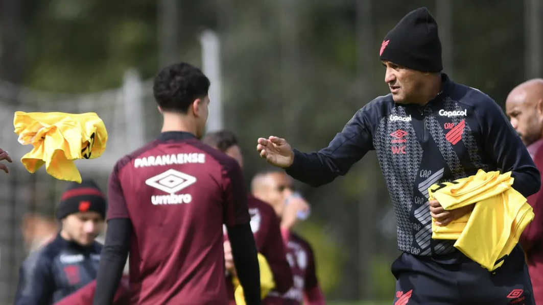 Cruzeiro acerta contratação de ex-técnico do Athletico-PR para comissão de Seabra