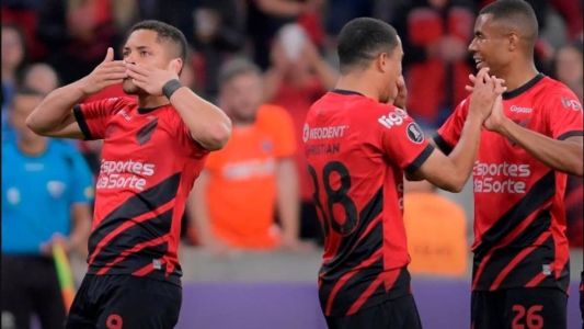 Athletico goleia e vai às oitavas de final da Libertadores como líder