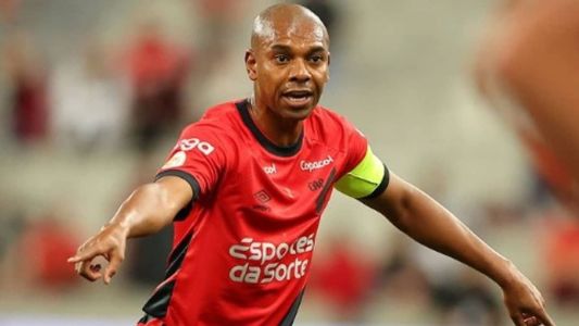 Athletico-PR, de Fernandinho, ganhou uma posição no Brasileiro com o empate