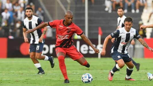 Athletico-PR ficou com um a menos e segurou rival nos minutos finais