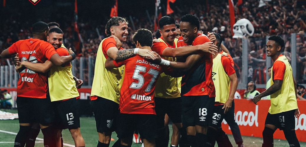 Athletico-PR vence de virada o Paraná Clube na estreia do Paranaense