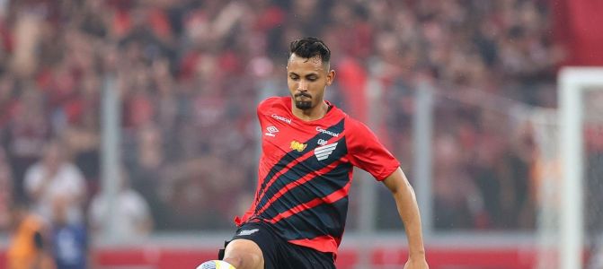 Lucas Belezi deve renovar com o Athletico-PR