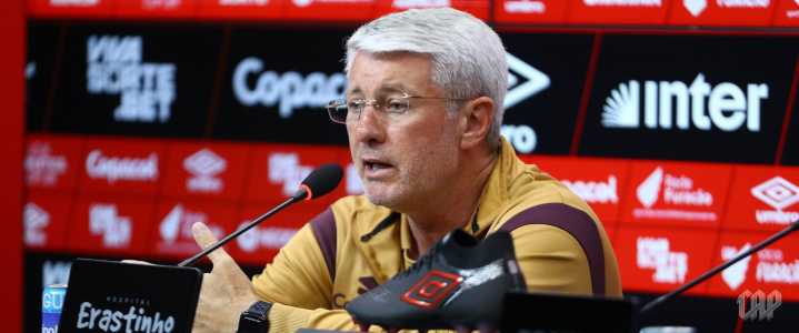 Odair Hellmann concedeu entrevista coletiva após a vitória do Athletico-PR sobre o Volta Redonda