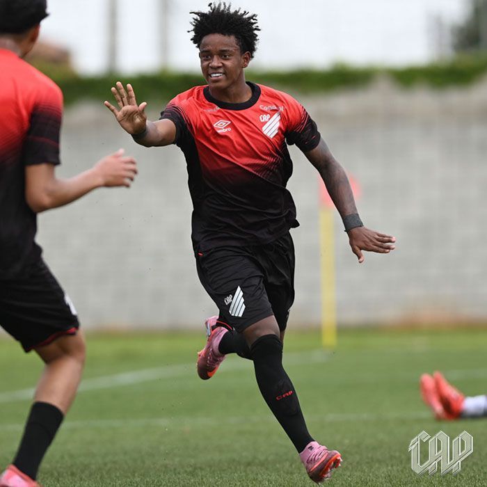 Bruninho é preparado por Odair para estrear no profissional do Athletico-PR