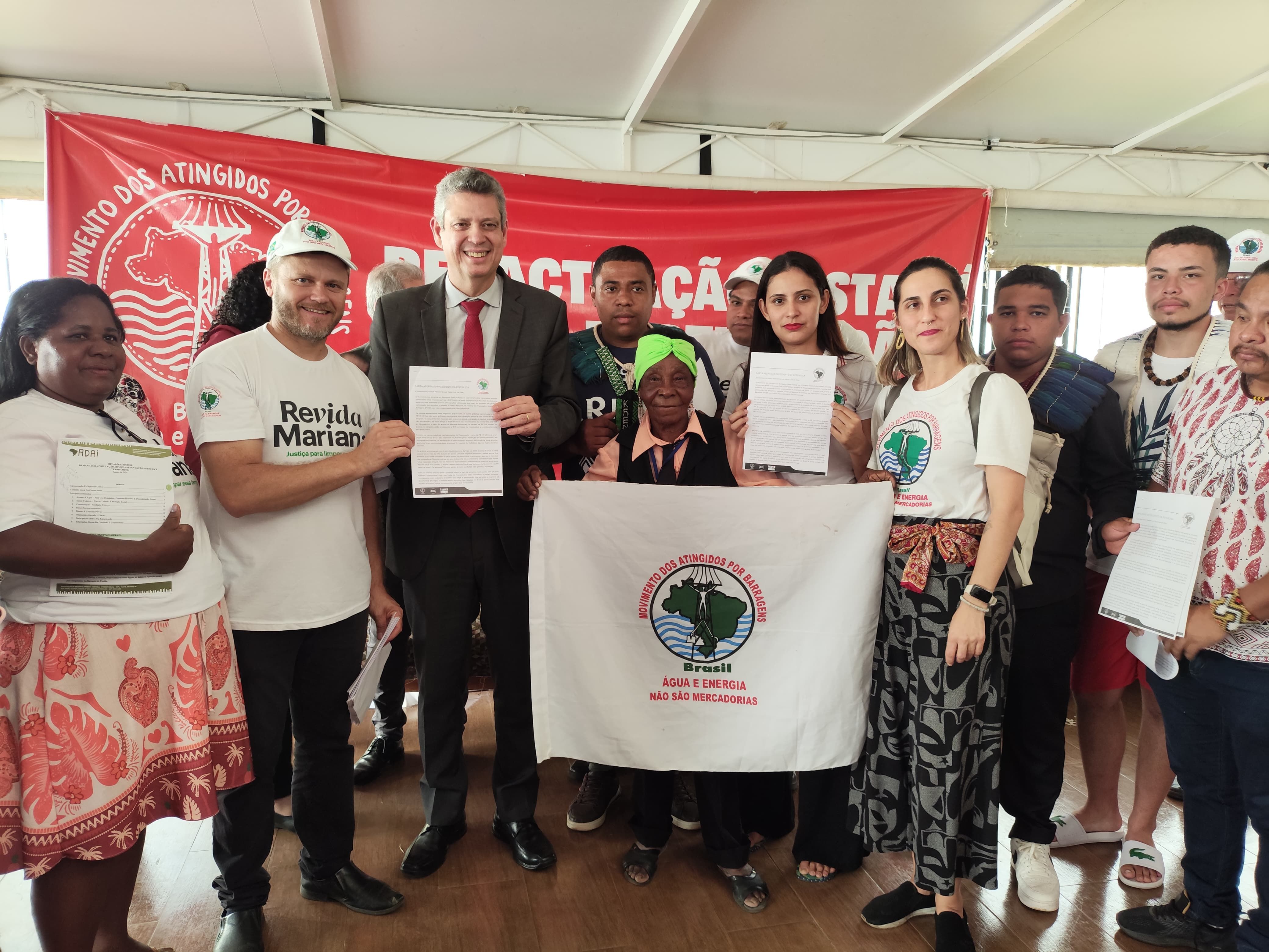 Movimento dos Atingidos por Barragens entrega reivindicações a ministro de Lula
