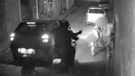 Foto mostra suspeito fazendo disparos em rua de Caratinga (MG)