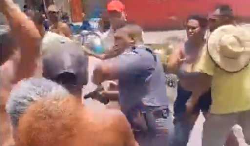 Foto mostra confusão entre policial e moradores de São Vicente, no litoral de São Paulo