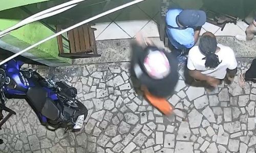 Atirador chegou ao bar com capacete