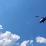 Blogueiro finge a própria morte e aparece no velório de helicóptero: 'queria dar uma lição'