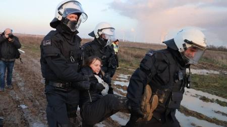 Ativista Greta Thunberg foi detida durante protesto