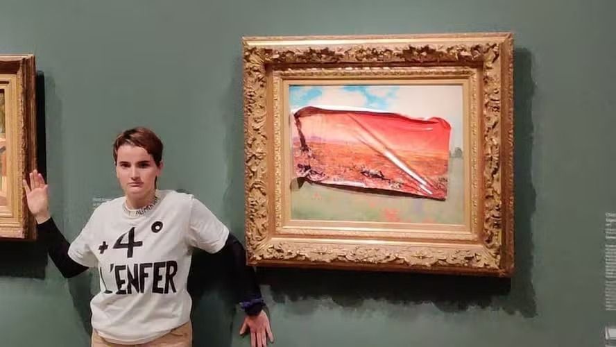 Justiça da França absolve ativista presa por colar cartaz em quadro de museu de Paris