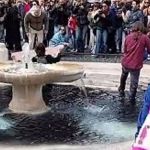 Ativistas ambientais jogam tinta preta em fonte histórica de Roma 
