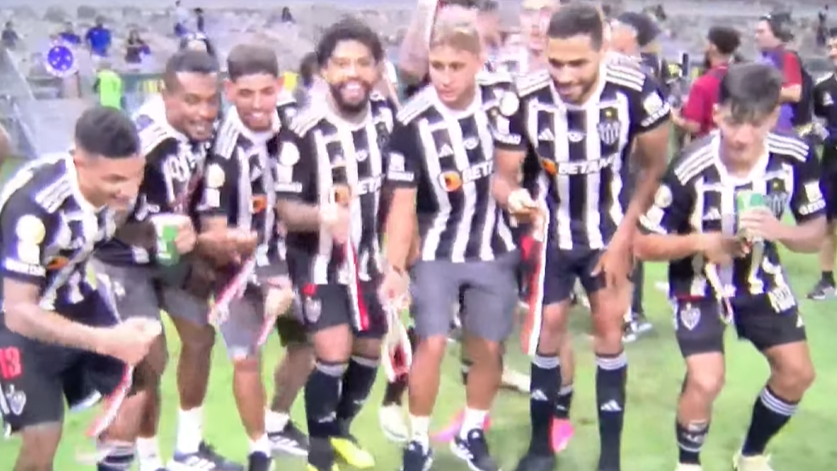Em vez de milho, jogadores do Atlético provocam e jogam medalha no Mineirão; assista