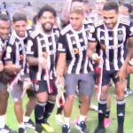 Em vez de milho, jogadores do Atlético provocam e jogam medalha no Mineirão; assista