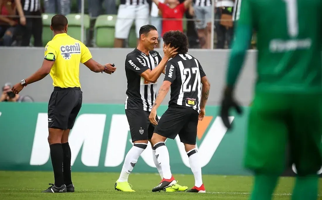 Ex-atacante de Galo e Seleção elege ídolo do Cruzeiro como sua maior inspiração
