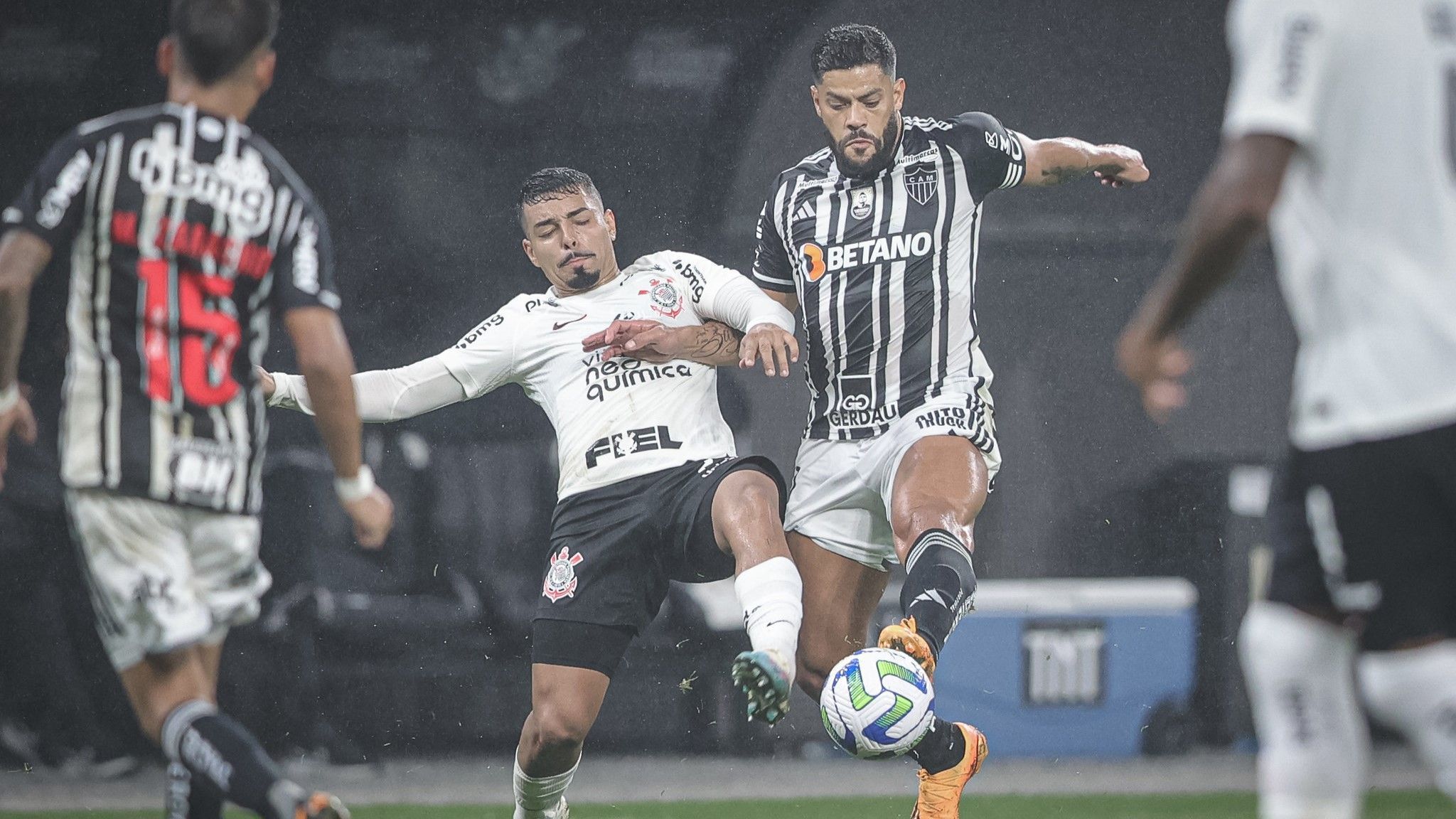 Acertado com Cruzeiro, Cássio avalia lance marcante contra Hulk, do Atlético