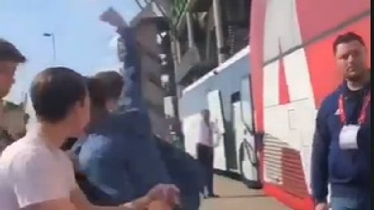 Jogador do Ajax pede desculpas após agredir torcedor rival: 'Não podem falar o que querem' 