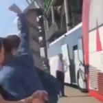 Jogador do Ajax pede desculpas após agredir torcedor rival: 'Não podem falar o que querem'