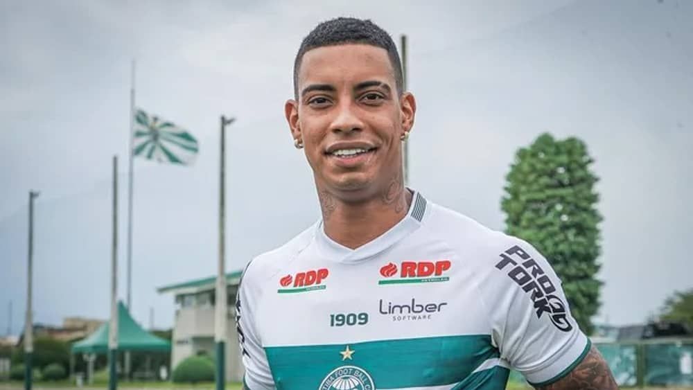 Coritiba suspende contrato do atacante Alef Manga