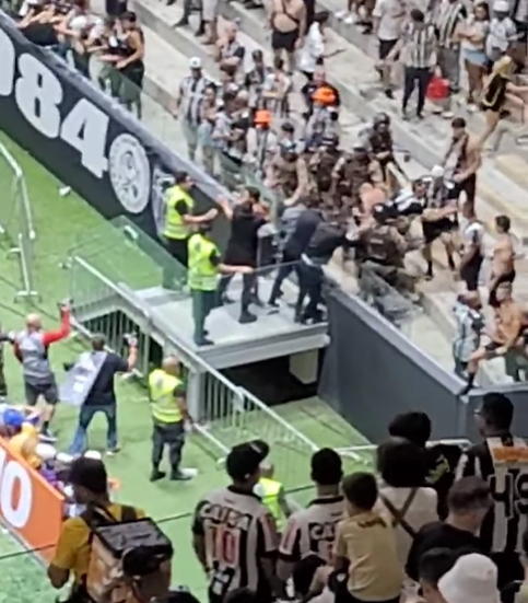 Atlético x Cruzeiro: PM prende torcedores que tentaram invadir gramado da Arena MRV