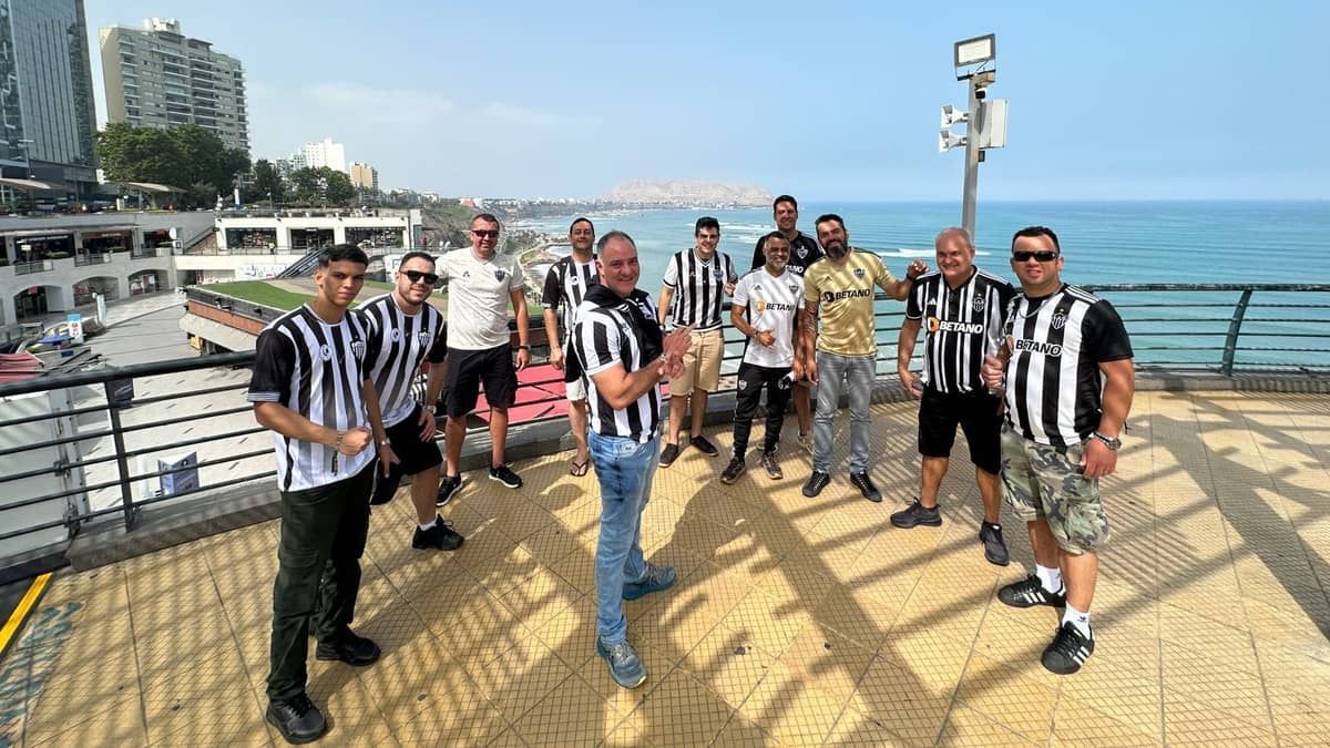 Torcedores do Atlético fazem festa em ponto turístico no Peru 