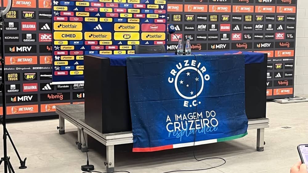 Atlético barra bandeira do Cruzeiro em entrevista, que tem som desligado
