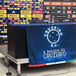 Atlético barra bandeira do Cruzeiro em entrevista, que tem som desligado