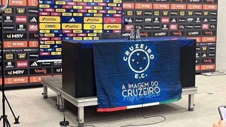 Atlético desligou sistema de som em entrevista do Cruzeiro por conta de bandeira celeste