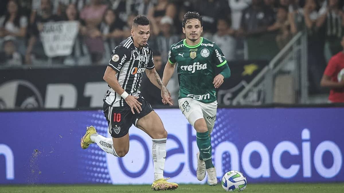 Colunistas criticam arbitragem em partida entre Galo e Palmeiras