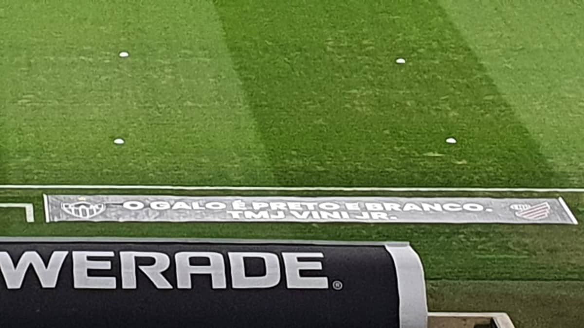 Atlético exibe faixas no Mineirão em apoio a Vini Jr. após racismo na Espanha