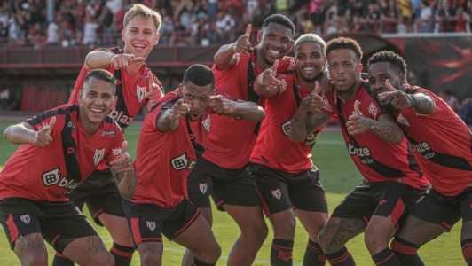 Jogadores do Atlético-GO comemoram gol em partida da Série B
