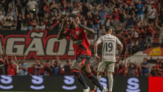 Guilherme Romão, do Atlético-GO, comemora gol sobre o Athletico-PR, pela Série B