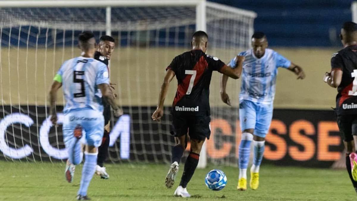 Londrina perde para Atlético-GO e afunda na zona de rebaixamento da Série B 