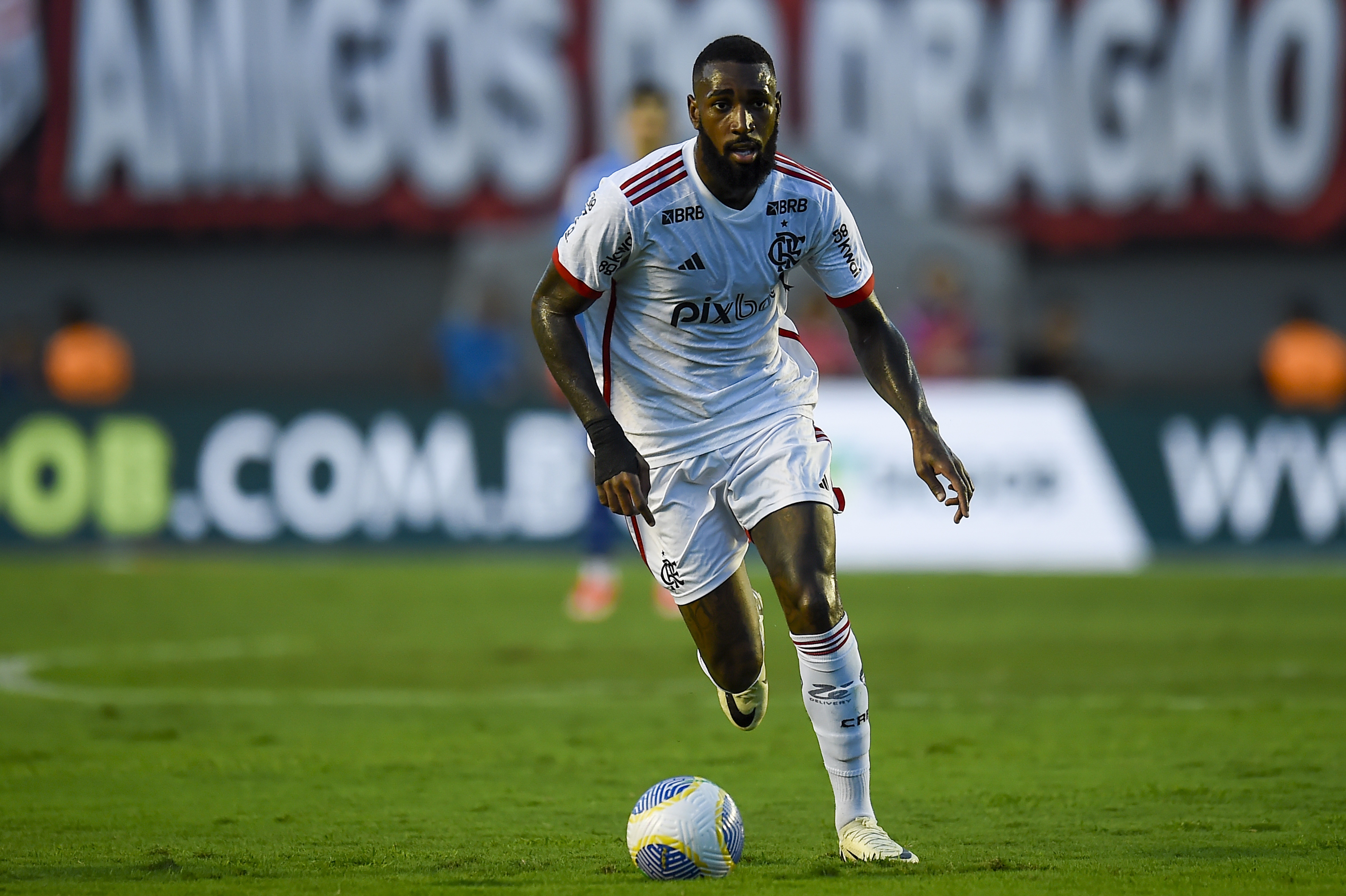 Retorno de Gerson acirra disputa no Flamengo e dá alternativa a Tite